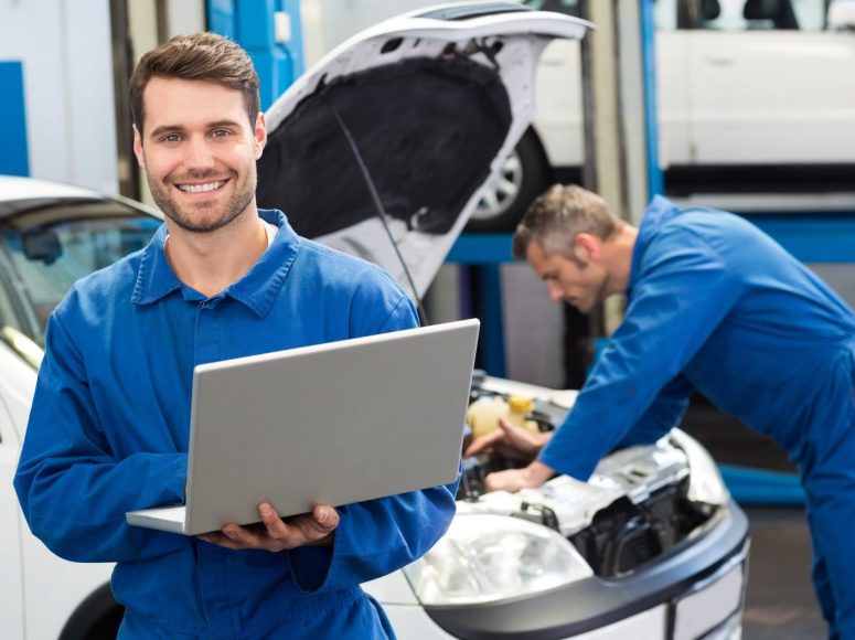 zwei Mechaniker, die die Reparatur und Wartung durchführen bei TOP Markenspezialist DEALER BASIS, Spezialist für [merken] in Umgebung [plaatsen]